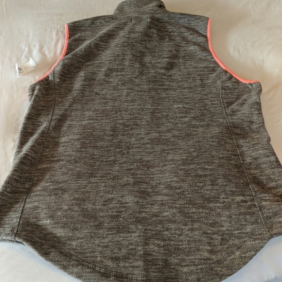 NWT Old Navy Athletic Wear Fleece Vest! - Picture 5 of 5